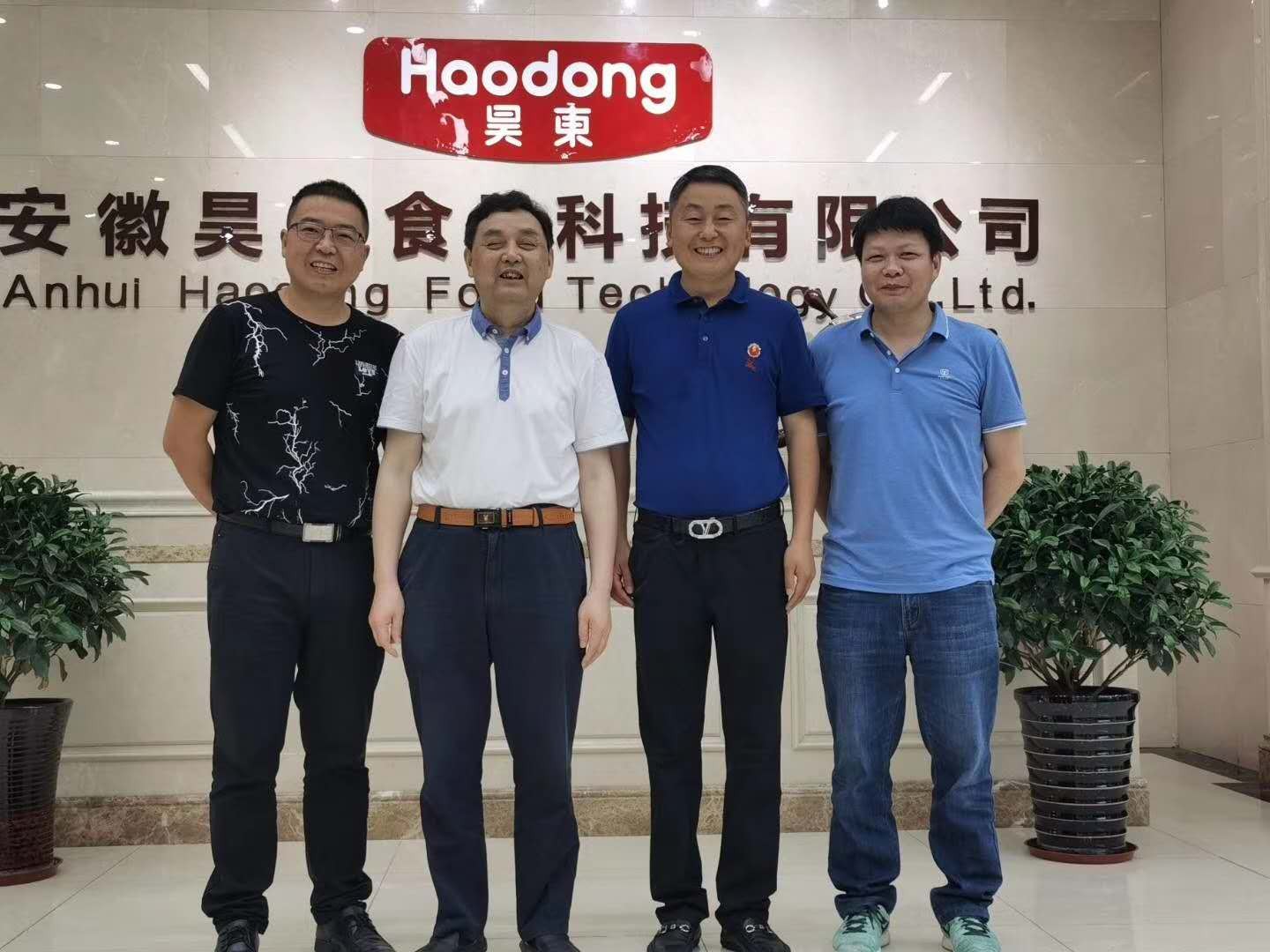 熱烈歡迎安徽省食品行業(yè)協(xié)會會長姜紹通一行來昊東食品考察工作