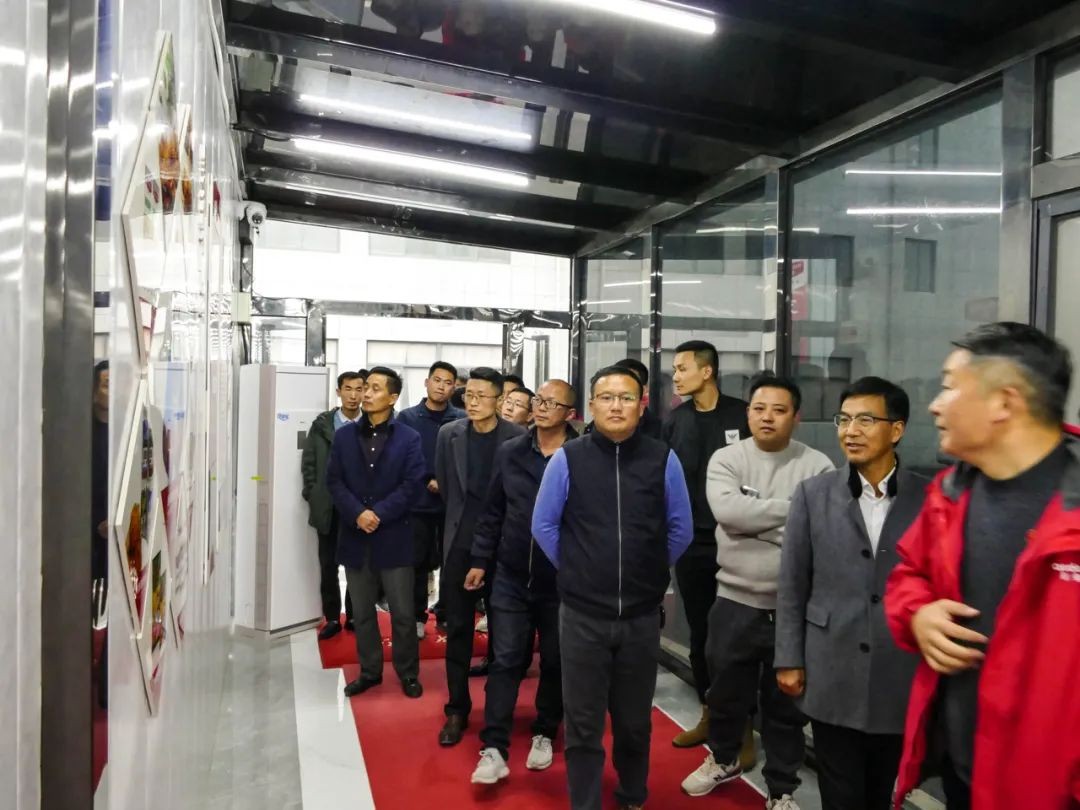 廬江縣電子商務協(xié)會第二屆會長擴大會議在我司舉行